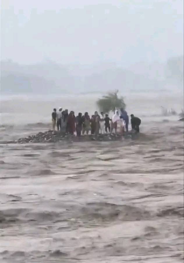 ان مظلوموں کے قاتل کون ہیں؟؟
ہمیں ان کے قاتل چاہئے۔
اس مطالبے کو آگے بڑھایئے۔
اس مطالبے کو ہر پاکستانی کا مطالبہ بنائیے۔
سوات میں 18 سیاحوں کا دریابرد ہونے کا افسوسناک واقعہ سفاکی،مجرمانہ بے حسی، شرمناک انتظامی نااہلی اور معصوم شہریوں کا قتل ہے۔
سینکڑوں،ہزاروں اربوں کے بجٹ کھانے