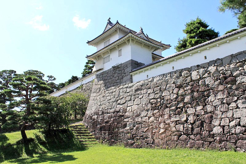 🍀ラッキーと巡る！アートなインフラ&amp;ポケふたスタンプラリースポット紹介🍀

中通りエリアの二本松市の「ポケふた」は、「安達ケ原ふるさと村　ふるさと館」にあります！✨

提灯祭りや霞ヶ城など、歴史や文化が豊かで見どころたくさんなので、ぜひお越しください！！🏯🏮

fukushima-lucky-stamprally.com