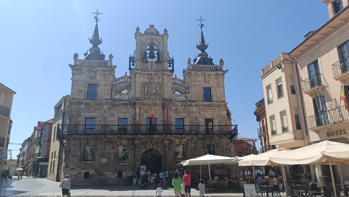 Los corregrinos están llegando a Astorga donde repondrán fuerzas después de la bienvenida por parte de la Asociación española contra el cáncer de la ciudad.
El calor empieza a pesar... mucho.
#ASCCXV #leonesp