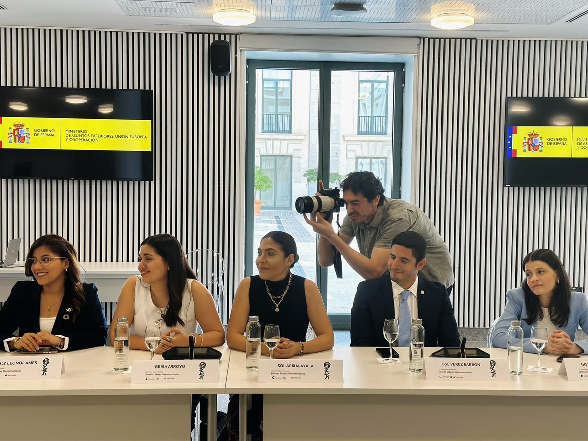🔚 Clausura #JLI2025 #FundaciónCarolina <a href="/bancosantander/">Santander</a> con Laura Oroz, directora de Cooperación con América Latina y Caribe <a href="/AECID_es/">AECID</a> y <a href="/emaropi/">Erika Rodríguez P. PhD</a>, directora de la Fundación Carolina

💬 Hablamos de cómo mejorar la cooperación y del liderazgo joven