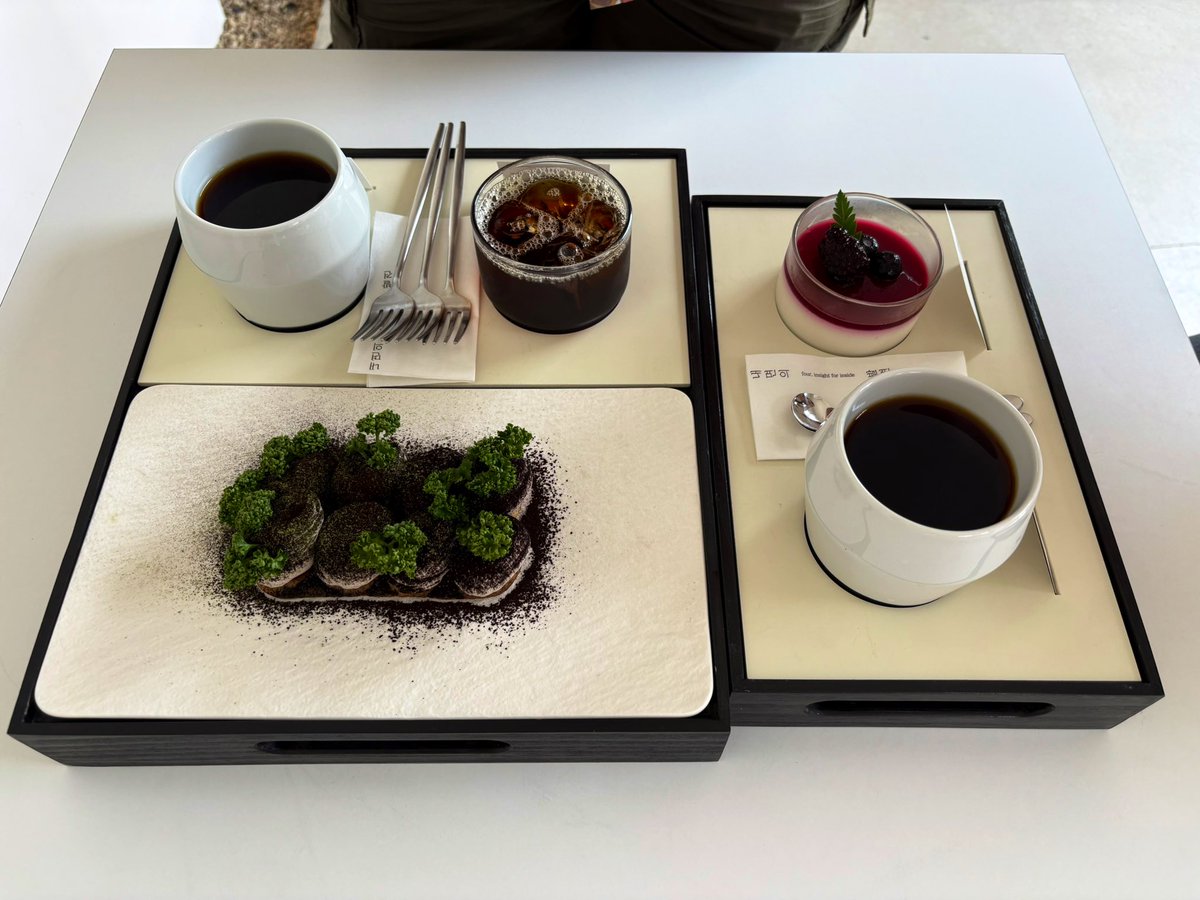 awall_moonlight's tweet photo. 오늘 간 서울 홍대 카페, 매우 멋지고 맛있고 재미가 있었다. 다만 계단이 너무 많아서.... <내면의 발견>. 마지막 사진은 디저트인 ‘티라미숲’. https://t.co/Ht3b8vJK1x
