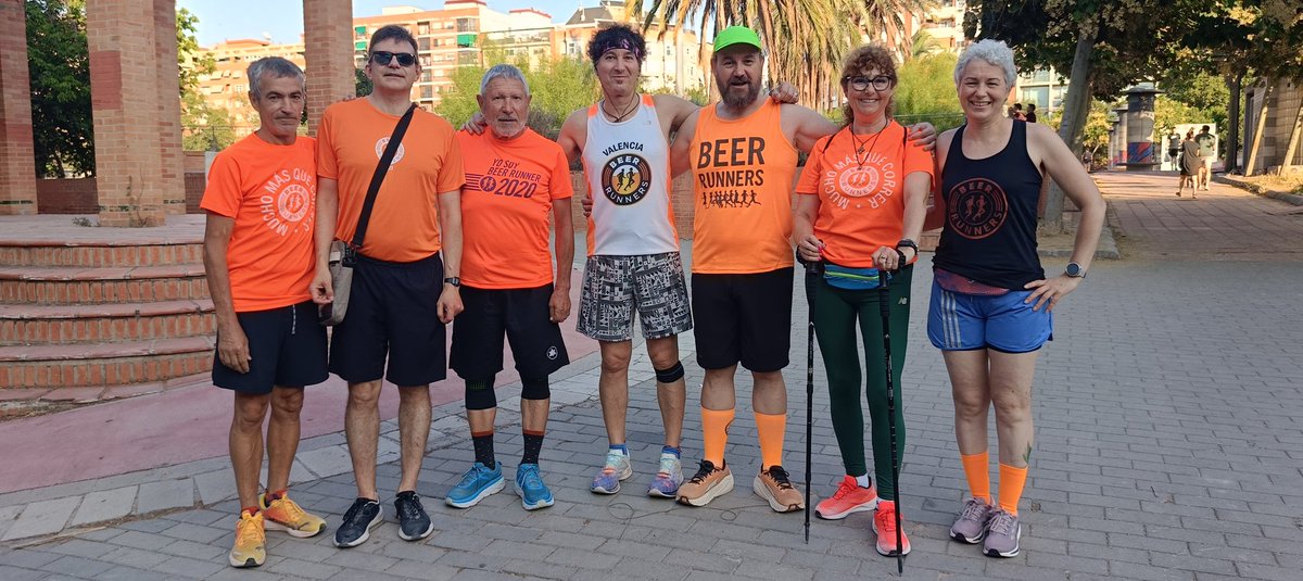 BeerRunnersVLC's tweet photo. Quedada calurosa, sorteando la ola de calor. Estreno de los nuevos calcetines Beer Runners y reparto de ellos, a los que vinieron. En el post, a reponer, que hacía falta, una cervecita fresquita!! #BeerRunnersVLC #socialrunning #beerrunners #muchomasquecorrer #mareanaranja #run https://t.co/K3AUEGN2qr