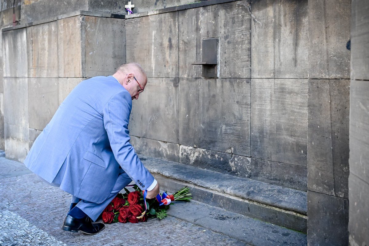 👩‍🏫 Dnes jsem měl možnost strávit konec školního roku přímo na Českoslovanské akademii obchodní Dr. Edvarda Beneše v Praze. Bylo to silné připomenutí, že škola není jen o známkách, ale především o lidech, kteří ji tvoří.

Před návštěvou školy jsem ještě uctil památku padlých