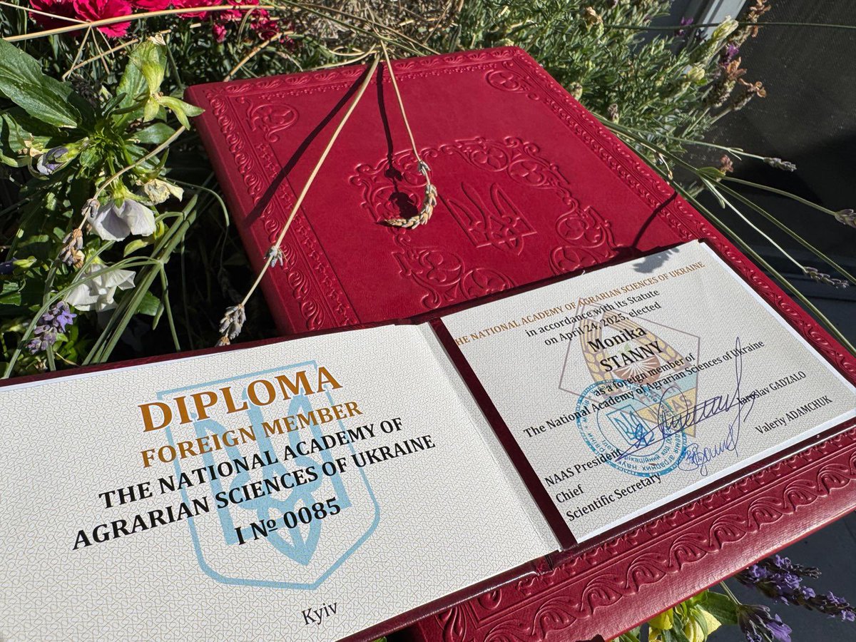 IrwirP's tweet photo. 🎉 Z dumą informujemy, że dr hab. @Monika_Stanny, prof. Instytutu i Dyrektor IRWiR PAN, została wybrana członkiem zagranicznym Narodowej Akademii Agrarnych Nauk Ukrainy 🇺🇦
To wyróżnienie to także uznanie dla 🇵🇱 nauki i współpracy z Ukrainą! 🌾🤝
#NAANU #nauka #solidarność https://t.co/FRHmo5yEBD