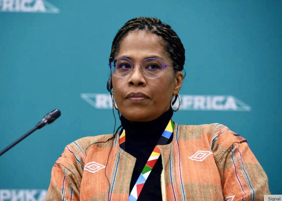 Elle fait plus mal à l'UE à travers ses réseaux sociaux , plus que les criminels qui ont commis des attentats criminels et tuent des innocents sur le territoire européen. 
L'UE n'est pas seulement une organisation bidon, mais une organisation de psychopathe.
<a href="/Nath_Yamb/">Nathalie Yamb</a>