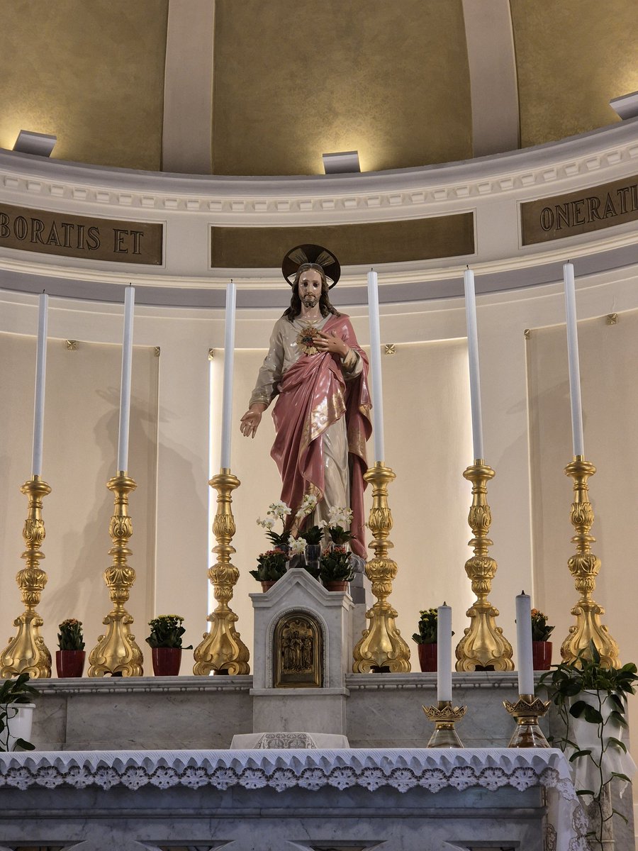 Had a routine medical visit this morning, and for the first time, had the occasion to pass by the hospital's chapel...

...where I was happily surprised to see Jesus and his Sacred Heart gazing down on me!

Blessed feast day to all! ❤️‍🔥