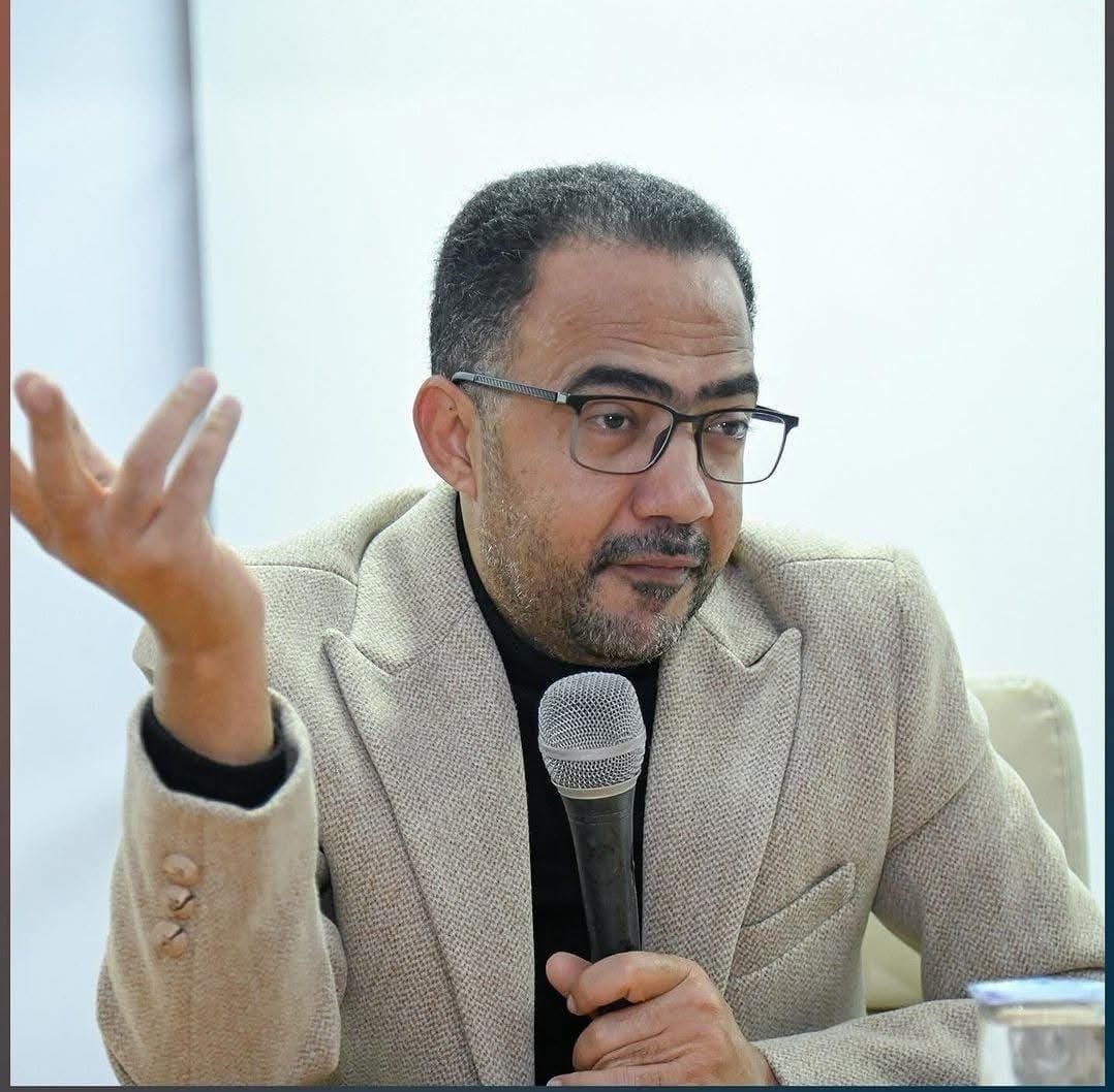 إنا لله وإنا إليه راجعون
في وداعة الله يـا #فؤاد_الحميري

لم نودع اليوم فؤاد الشاعر فقط بل نودّع ضميراً ناطقاً وصوتاً صدح بالحق حين صمت الجميع.
رحل من كان للكلمة موقفاً وللوطن وجعاً نقيّاً.
اللهم اجعل مثواه الفردوس الأعلى وألهم أهله ومحبيه الصبر والثبات
في وداعة الله يالفؤاد