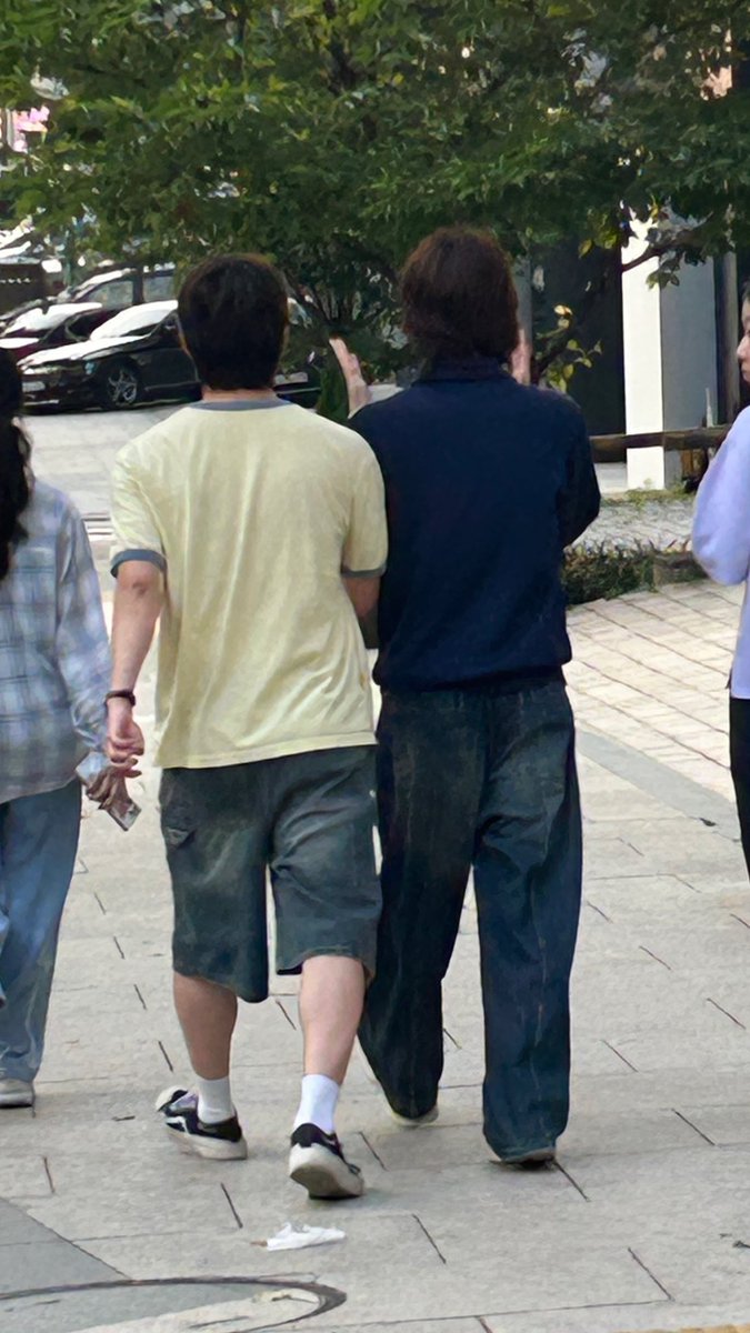 wonjjangiz's tweet image. Op: hello! i&apos;m reaching out to share a tip about jiyong! omy to cheongdam today, i saw jiyong and haru walking with two staff members. they were wearing masks, and it looks like they&apos;re still with the company (starship)

#뉴키즈 #haru #김지용 #KimJiyong