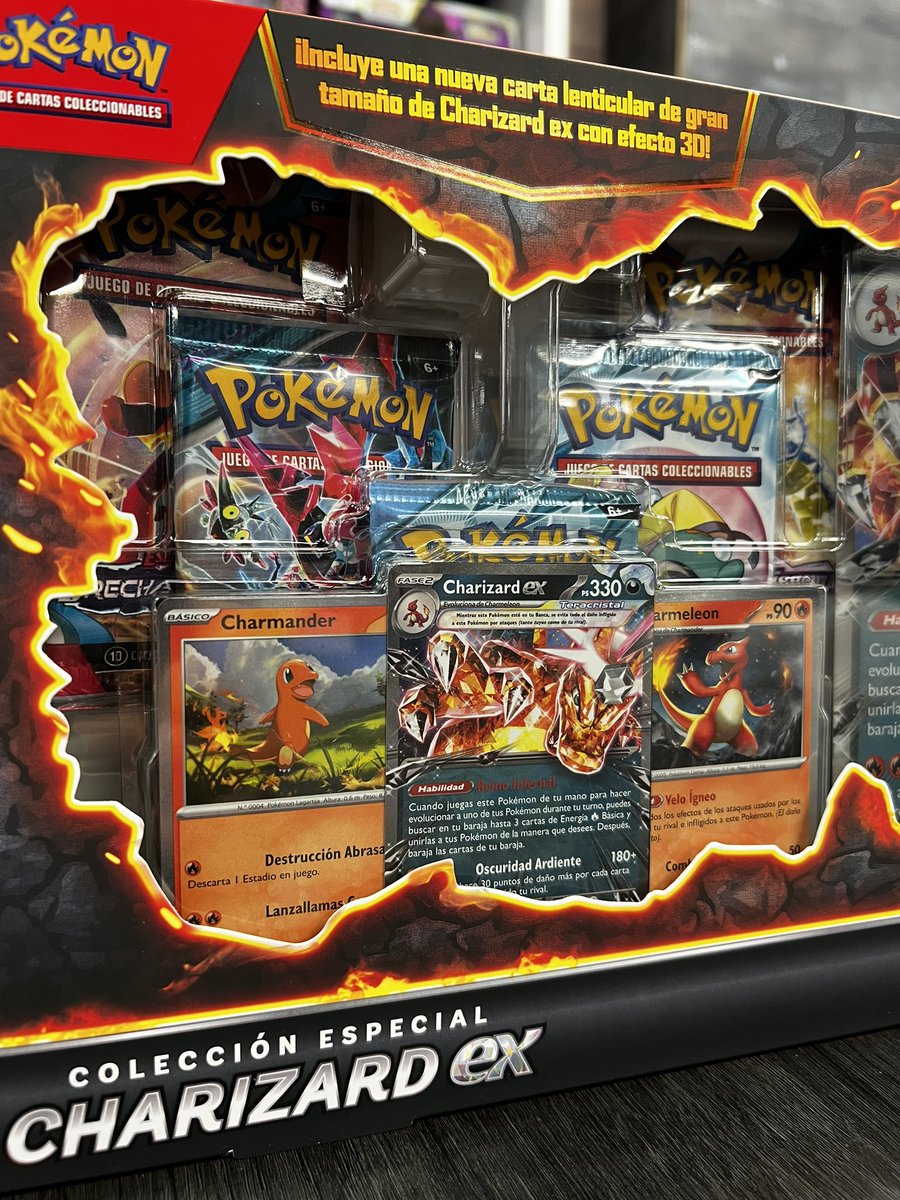 MetropolisCnter's tweet photo. ‼️ NOVEDAD
➡️ Ye tenéis disponible la colección especial de #Charizardex con la novedad de la carta jumbo lenticular de doble ilustración.
📱 Hazte con ella aquí: https://t.co/u7n5nmaCdj
#pokemon #pokemontcg https://t.co/8pPOFD7yM1