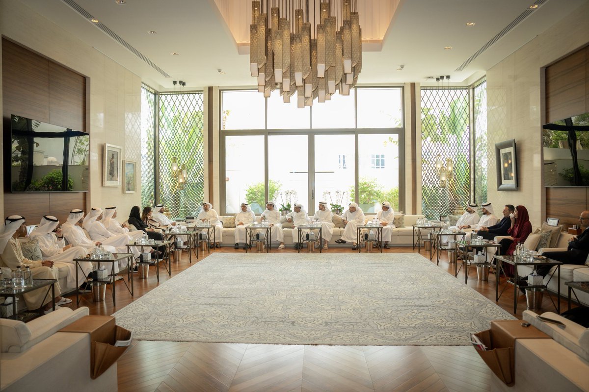 سعدت اليوم بحضور مجلس معالي الدكتور أنور قرقاش في دبي برفقة نخبة من القيادات الإعلامية في الإمارات.. حوار معمق حول الاحداث والتطورات في المنطقة ودور الإعلام في دعم السردية الوطنية ومواقف الدولة الرامية إلى ترسيخ الاستقرار والسلام في المنطقة.. نقاش اتسم بعمق الرؤية وقوة الطرح،