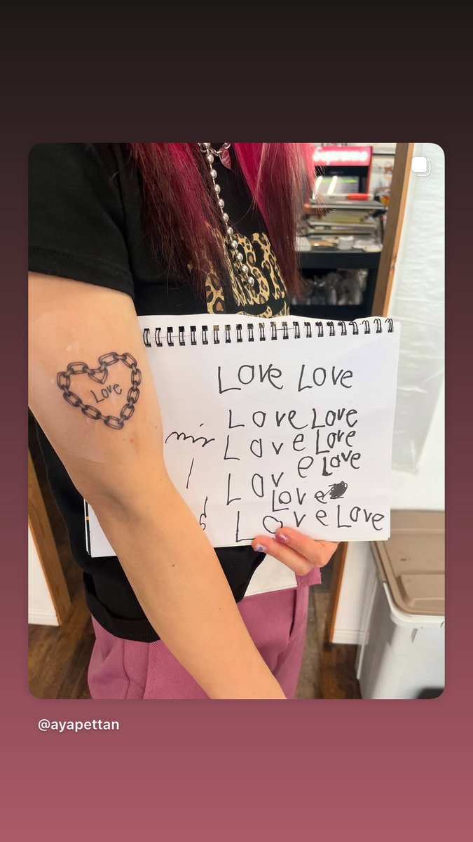 34歳にしてタトゥーデビュー✌️
何年も悩んで悩んで悩んで、絶対後悔しやん！て思えたから遂に入れました！
loveは娘に書いてもらった文字！
鎖のハートで娘を一生守っていくって意味のばりAGE系なファーストタトゥー！AGE！