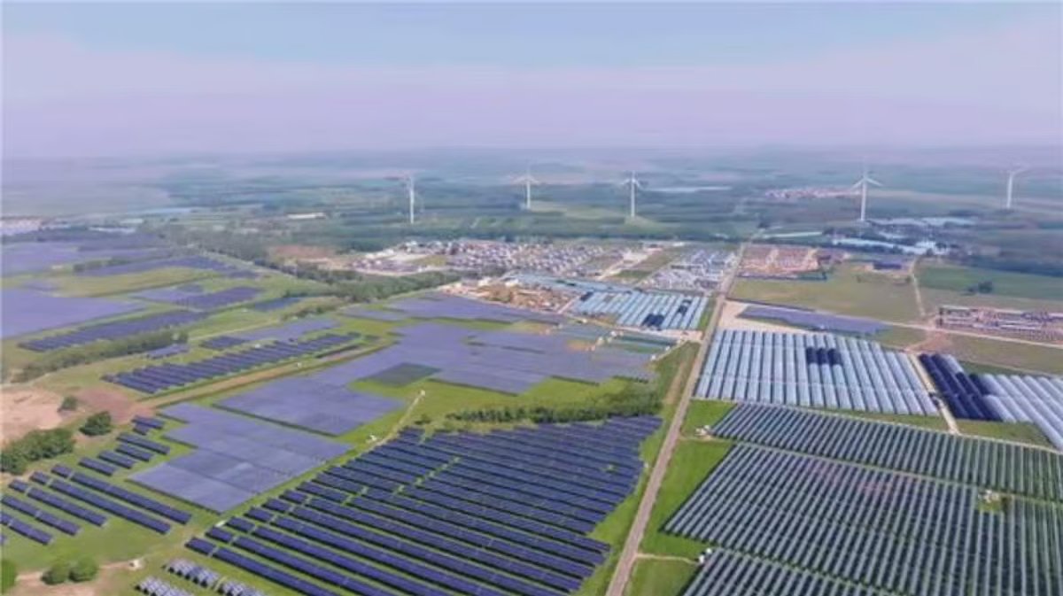 TaiyangNews's tweet image. #China Solar PV News Snippets: @huasunhjt wins ‘World’s’ Highest Power Module tender; Fox ESS plans RMB 1.6B IPO; Huadian New Energy targets RMB 18B for renewables; China promotes PV-grade silver use and recycling. #SolarEnergy
#solarpowered #Renewables  taiyangnews.info/markets/china-…