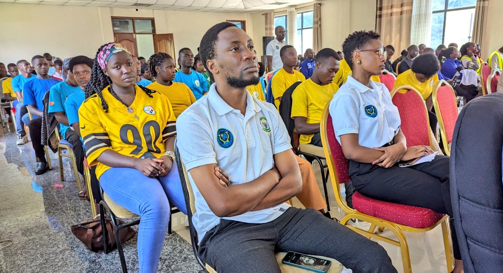 RYVCPGakenke's tweet photo. Urubyiruko rwahawe ikiganiro kivuga ku iterambere ry'urubyiruko no guhanga umurimo,
Ni ikiganiro bagejejweho na MPORANYI Josue Rwiyemezamirimo w'urubyiruko, MANIRAFASHA Faustin Professional in charge of secondary and TVET education,ZIRIMWABAGABO Umukozi wa BDF na INEZA Leontine. https://t.co/rydTBloYNi