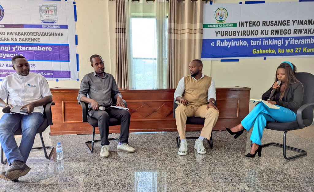 RYVCPGakenke's tweet photo. Urubyiruko rwahawe ikiganiro kivuga ku iterambere ry'urubyiruko no guhanga umurimo,
Ni ikiganiro bagejejweho na MPORANYI Josue Rwiyemezamirimo w'urubyiruko, MANIRAFASHA Faustin Professional in charge of secondary and TVET education,ZIRIMWABAGABO Umukozi wa BDF na INEZA Leontine. https://t.co/rydTBloYNi