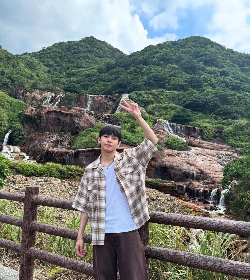 Pablolicious14's tweet photo. Same Location 🫶🏻 @justintdedios 

SB19 TAKES TAIPEI STATION
@SB19Official #SB19
#SB19MissionTAIWAN
#SB19_JUSTIN https://t.co/LusAUcuMk4