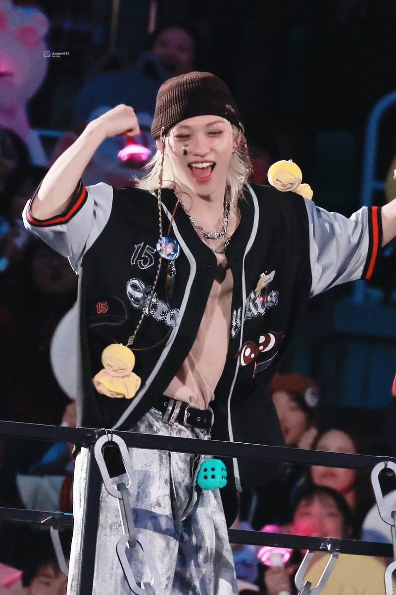 Meowbok915's tweet photo. Recently, a heartwarming story about our beloved star Felix has spread among music lovers. This highly-anticipated artist not only shows his talent in his music, but also shows his warm and friendly side in his daily life.
https://t.co/US2SjoCty3
It is reported that Felix recently distributed handmade brownies and cookies to the staff during an office visit. These desserts are not only delicious food, but also Felix's gratitude and care for the hard work of the staff. He personally cooked these desserts, which undoubtedly showed another side of his life - a warm and caring idol.

What is even more touching is that Felix actively sorted the garbage before leaving the office. He set an example by advocating environmentally friendly living and made more people aware of the importance of protecting the earth. This move not only reflects his sense of social responsibility, but also shows his care and respect for the environment.
As an outstanding artist, Felix not only shines on stage, but also spreads positive energy in his daily life. His heartwarming move not only made the staff feel his care and warmth, but also let the fans see his kindness and love. Such an idol is undoubtedly worthy of our love and support.

Felix's action shows us the social responsibility and good image that an excellent artist should have. He not only brings happiness to people through music, but also conveys love and warmth in daily life. Let us look forward to this kind and caring artist bringing us more beautiful music and positive energy in the future.

#FELIX