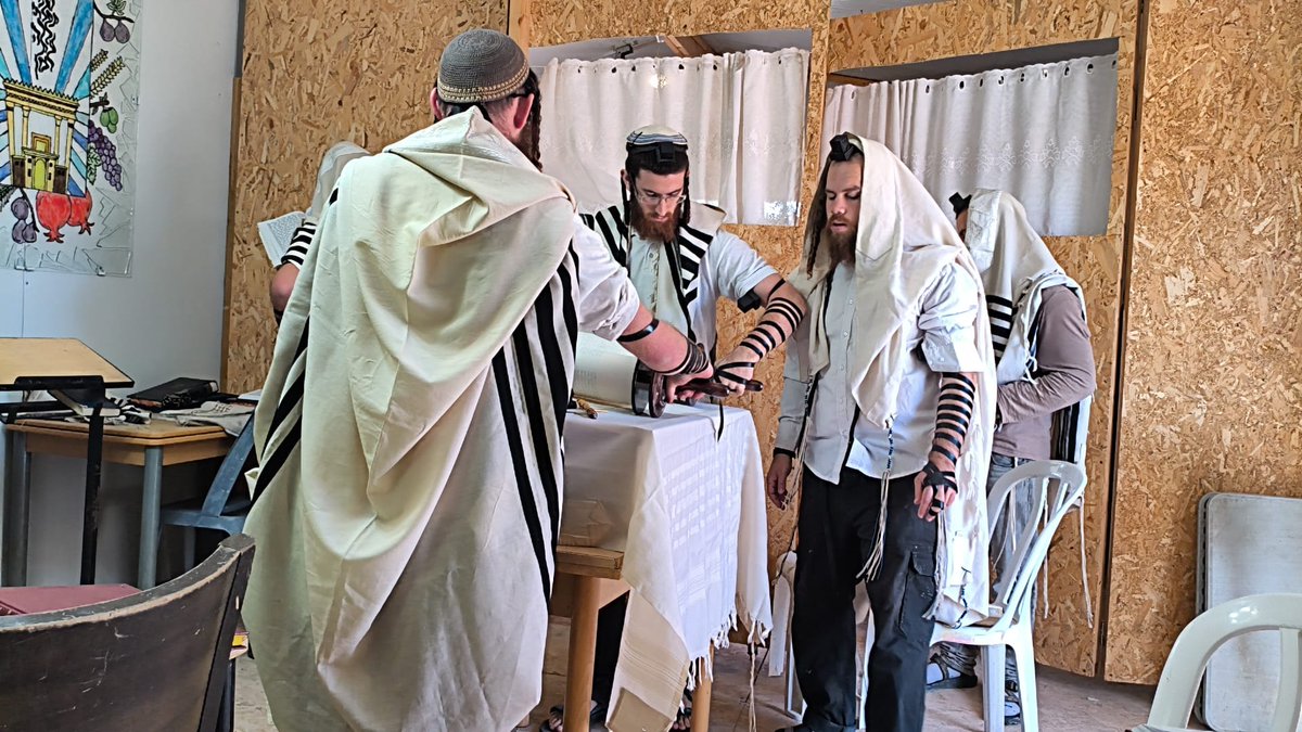 הבוקר תפילת ראש חודש עם הלל והודיה על כל הניסים