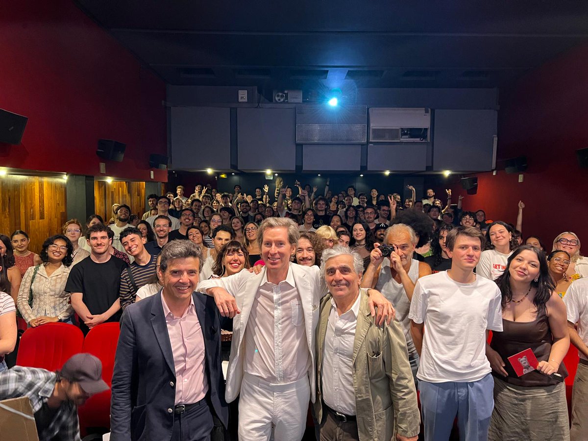 📸 Retour en images sur la magnifique soirée hier en compagnie de 𝑾𝒆𝒔 𝑨𝒏𝒅𝒆𝒓𝒔𝒐𝒏 ! Il a présenté ses courts-métrages au Christine avant d'inaugurer avec 𝑹𝒐𝒈𝒆𝒓 𝑫𝒐 𝑴𝒊𝒏𝒉 leur exposition à la Galerie 🧡

👉 instagram.com/pariscinemaclu…