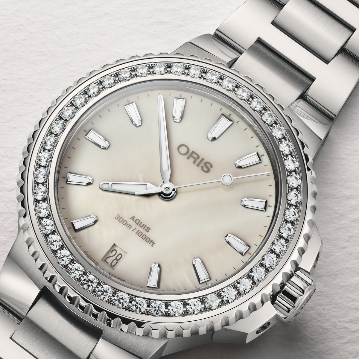 Meet the most glamorous Oris yet: the Aquis Date Diamonds 36.50 mm with a crème mother-of-pearl dial and 44 lab-grown diamonds on the bezel. And yes—it’s water-resistant to 300m. 💎🌊

#Oris #Aquis #AquisDate #Diamonds