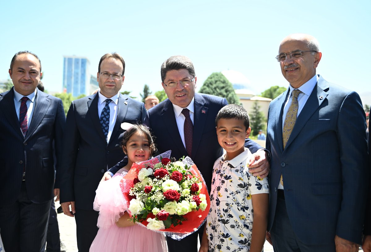 yilmaztunc's tweet photo. #Malatya Büyükşehir Belediyesini ziyaret ederek şehrimizin her bir köşesinde yürütülen çalışmalar hakkında bilgi aldık, projeler üzerine değerlendirmelerde bulunduk.

Güzel şehrimizi her alanda daha ileriye taşımak için daima ortak akıl ve iş birliğiyle çalışmalarımızı sürdüreceğiz. 

Büyükşehir Belediye Başkanımıza ve ekibine nazik ev sahiplikleri için teşekkür ediyor, çalışmalarında kolaylıklar diliyorum.

@samiermbb 
@MalatyaBelTr