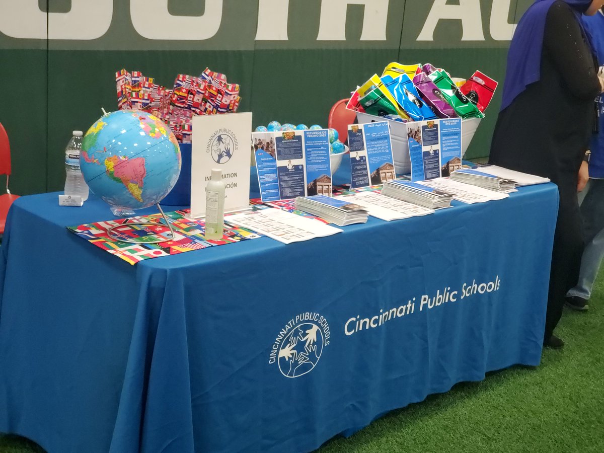 IamCPS's tweet image. ICYMI: CPS staff showed their support at this year’s World Refugee Day event, standing in solidarity with students, families and communities from around the globe. 🌍💙Together, we celebrate resilience, honor stories and reaffirm that every student belongs. #WeAreCPS #HereforKids