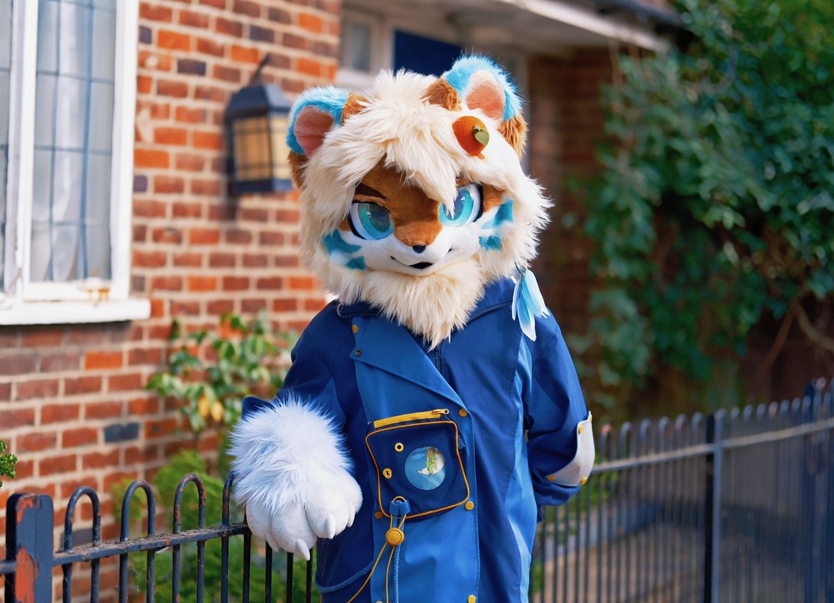 Are you hurt? Cold? Or Feverish? No worries, I can sort it out, petal. Please, welcome in to my lovely house~

📸: <a href="/HUFUFUHUHU/">HUHU~</a> 

#FursuitFriday