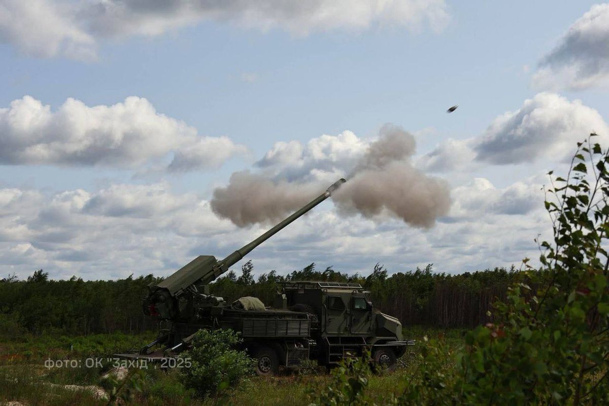 DefenceU's tweet image. 🇺🇦-made Bohdana howitzer in action 

📷: West Operational Command