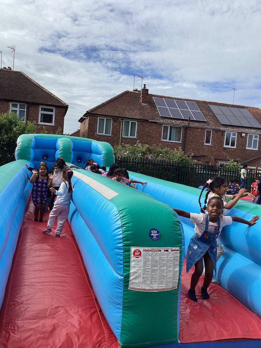 AbbeyMead_TMET's tweet photo. More pictures of f2 enjoying the inflatables! 🎉🎉 https://t.co/xptSIt1LsX