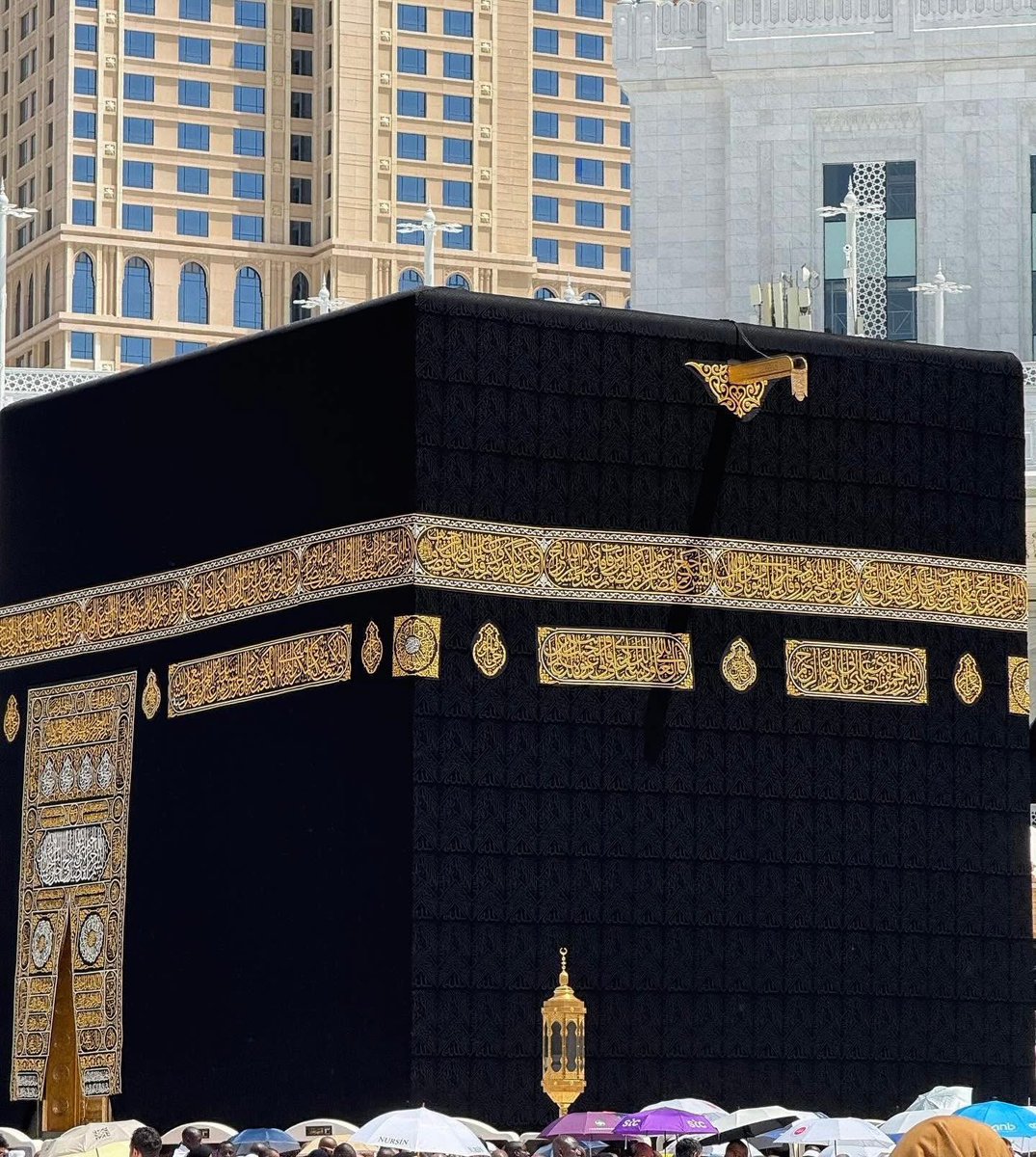 saudiexpat's tweet photo. The view of Holy Kaaba in the new Kiswa... 🕋🖤🤍
First Friday of new year 1447. 😍 https://t.co/wl4UdVon3O