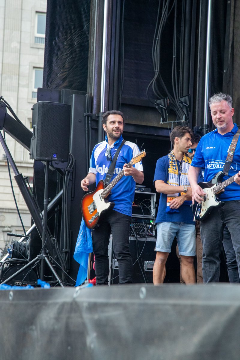 RealOviedo's tweet image. 𝐒𝐨𝐲 𝐝𝐞𝐥 𝐎𝐯𝐢𝐞𝐝𝐨, 𝐲𝐨 𝐟𝐮𝐢 𝐮𝐧𝐨 𝐝𝐞 𝐞𝐥𝐥𝐨𝐬 🎶
𝟑𝟎 𝐦𝐢𝐥 𝐯𝐨𝐜𝐞𝐬 𝐠𝐫𝐢𝐭𝐚𝐧𝐝𝐨 𝐪𝐮𝐞 𝐯𝐨𝐥𝐯𝐞𝐫𝐞𝐦𝐨𝐬 🎶

#OviedoSiempreDePrimera 
#HoyEsReal 
#RealOviedo 🔵⚪