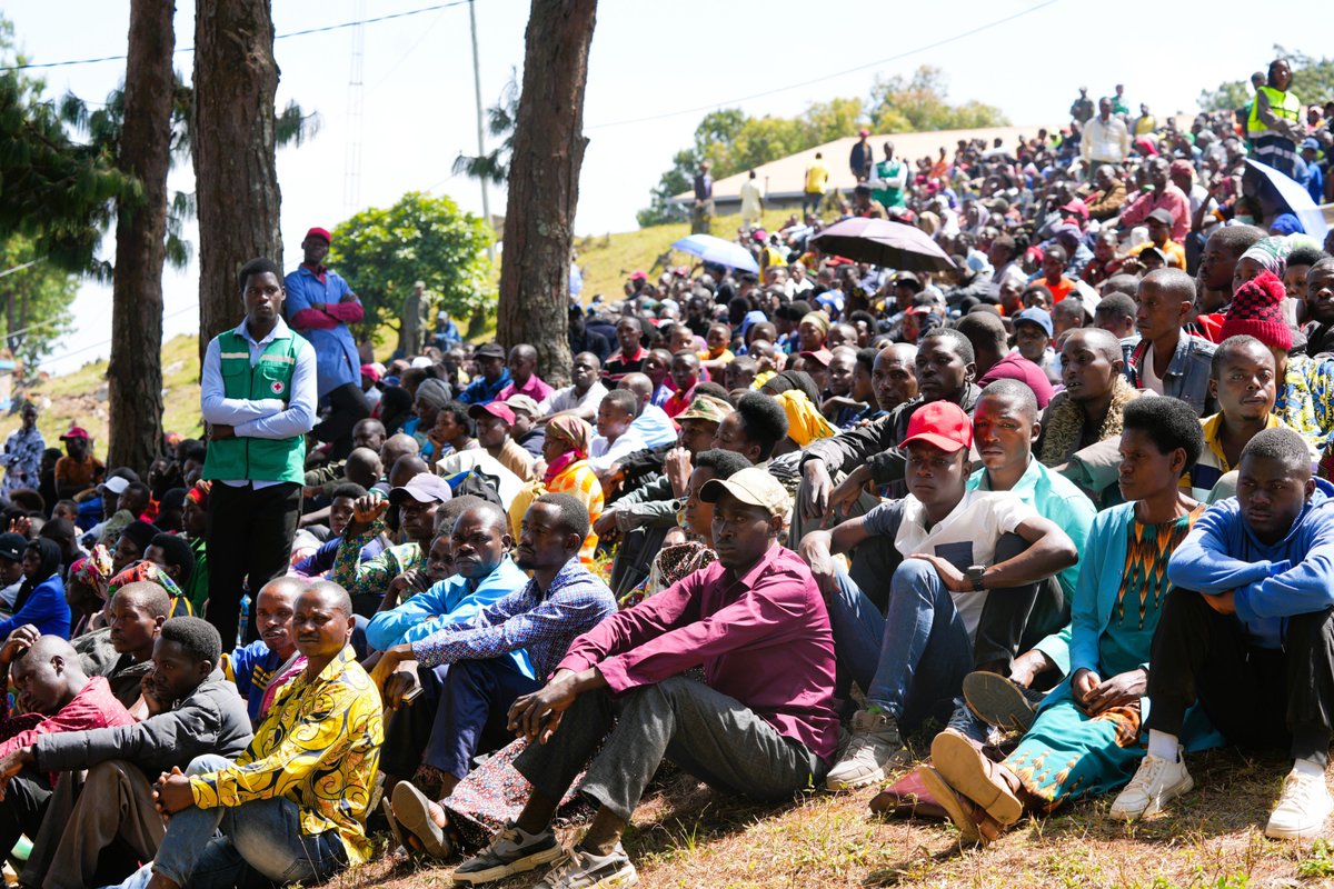 Muri aya masaha, ku Rwibutso rwa Jenoside rwa Bisesero mu Karere ka Karongi, hari kubera igikorwa cyo #Kwibuka31 Jenoside yakorewe Abatutsi. 

Ni igikorwa cyahujwe no gushyingura imibiri 65 yiyongera ku yindi isaga ibihumbi 50 isanzwe ishyinguye muri uru Rwibutso, y'Abatutsi