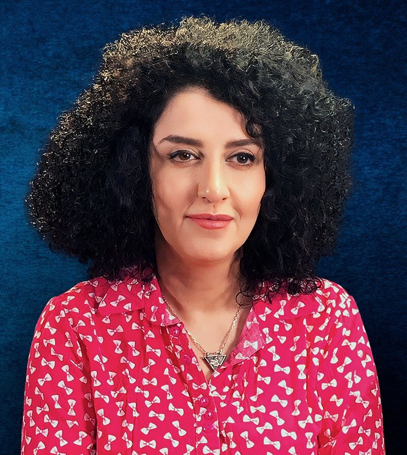MontajabiAkbar's tweet image. نرگس محمدی یکی از بازندههای این جنگ 12 روزه بود.کسی که با سکوت در برابر تجاوز اسراییل به ایران،خود را از دایرهی مسئولیت اخلاقی خارج کرد. نه تنها از تمامیت ارضی کشور دفاع نکرد، بلکه حاضر نشد نشان دهد که جایزه نوبل صلح سیاسی نیست. او نتوانست بر خشم خود در برابر میهن غلبه کند.