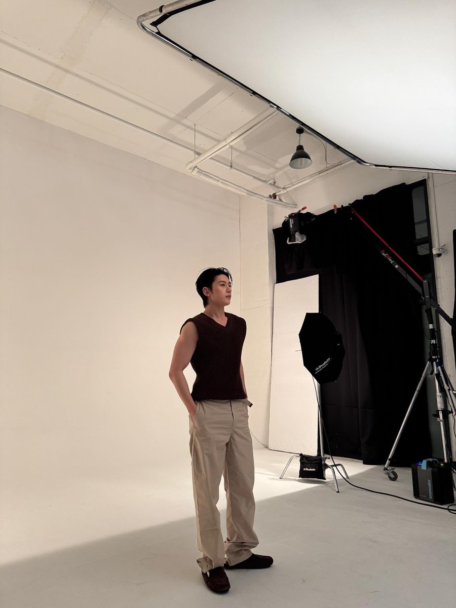 maehttw's tweet image. Sorry, for being too attractive . . 🎧