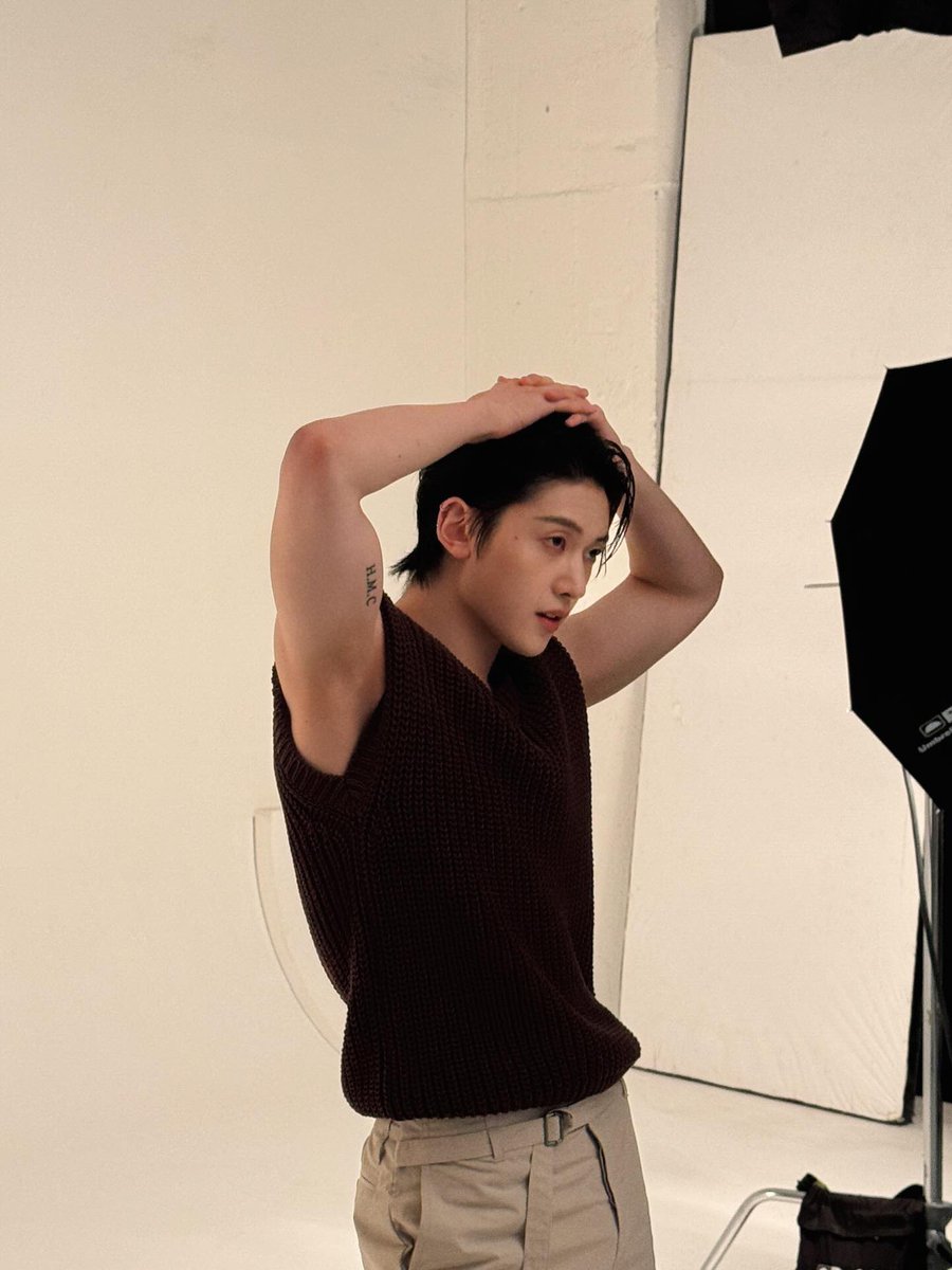 maehttw's tweet image. Sorry, for being too attractive . . 🎧