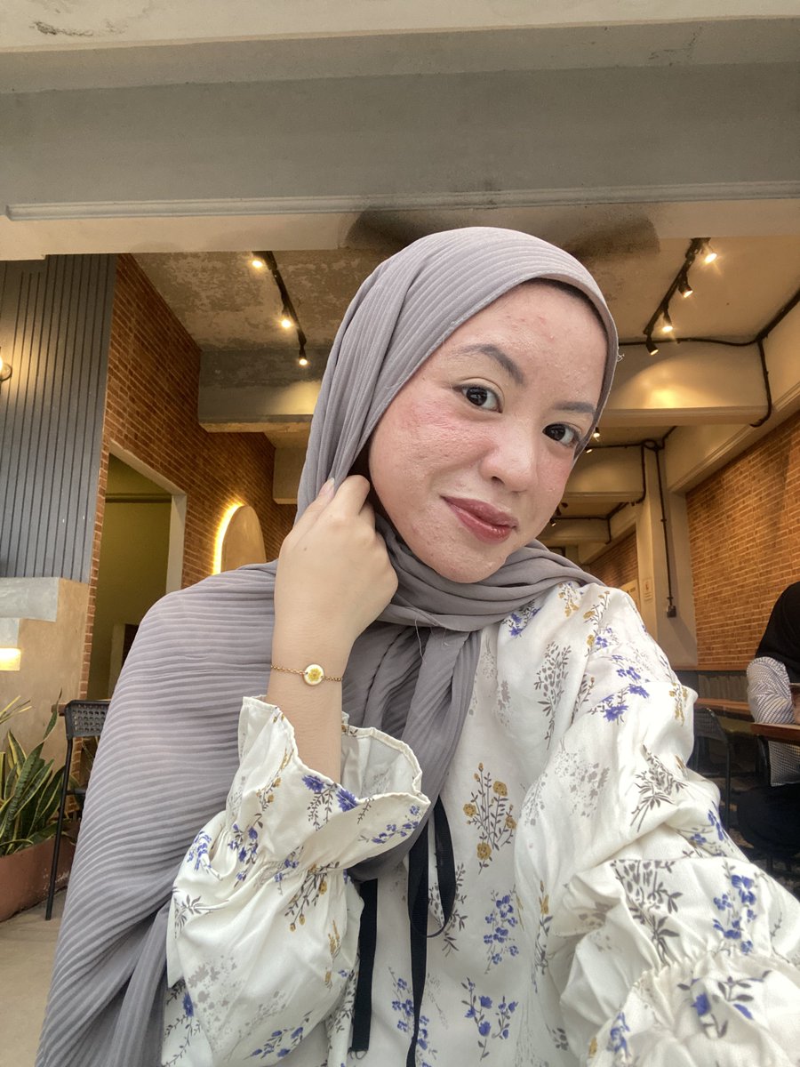 centildikit's tweet photo. bahagia banget hari ini pake gelang baruu 😍 kalo kalian kenal aku pasti tau aku sukaa banget bunga! gelangnya dari @Herbariaa, ini pendant-nya pake pressed flower asli lho 🌸🌻💐 semua pendant cuma ada 1 karena bunganya kan beda-beda, jadi kerasa personal banget 🥺🫶🏻 https://t.co/ZuydvHeHAz