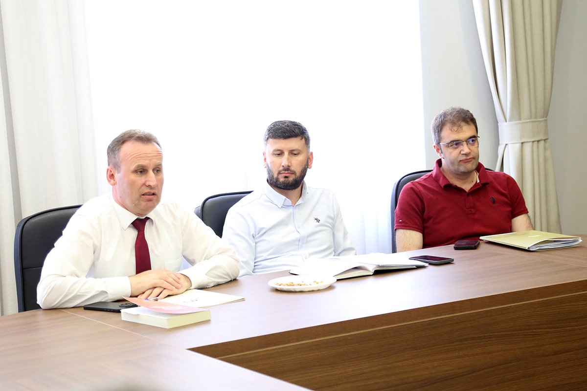 kmsh_al's tweet photo. Në kuadër të mbledhjeve periodike që u zhvilluan më herët me strukturat e institucionit në qendër dhe në rrethe, ditën e djeshme, u pritën në selinë e KMSH-së administratorët e qarqeve, me të cilët u diskutuan një sërë çështjesh kyçe për menaxhimin dhe përmirësimin e shërbimeve fetare dhe atyre administrative.

https://t.co/u4A8cO1aPU