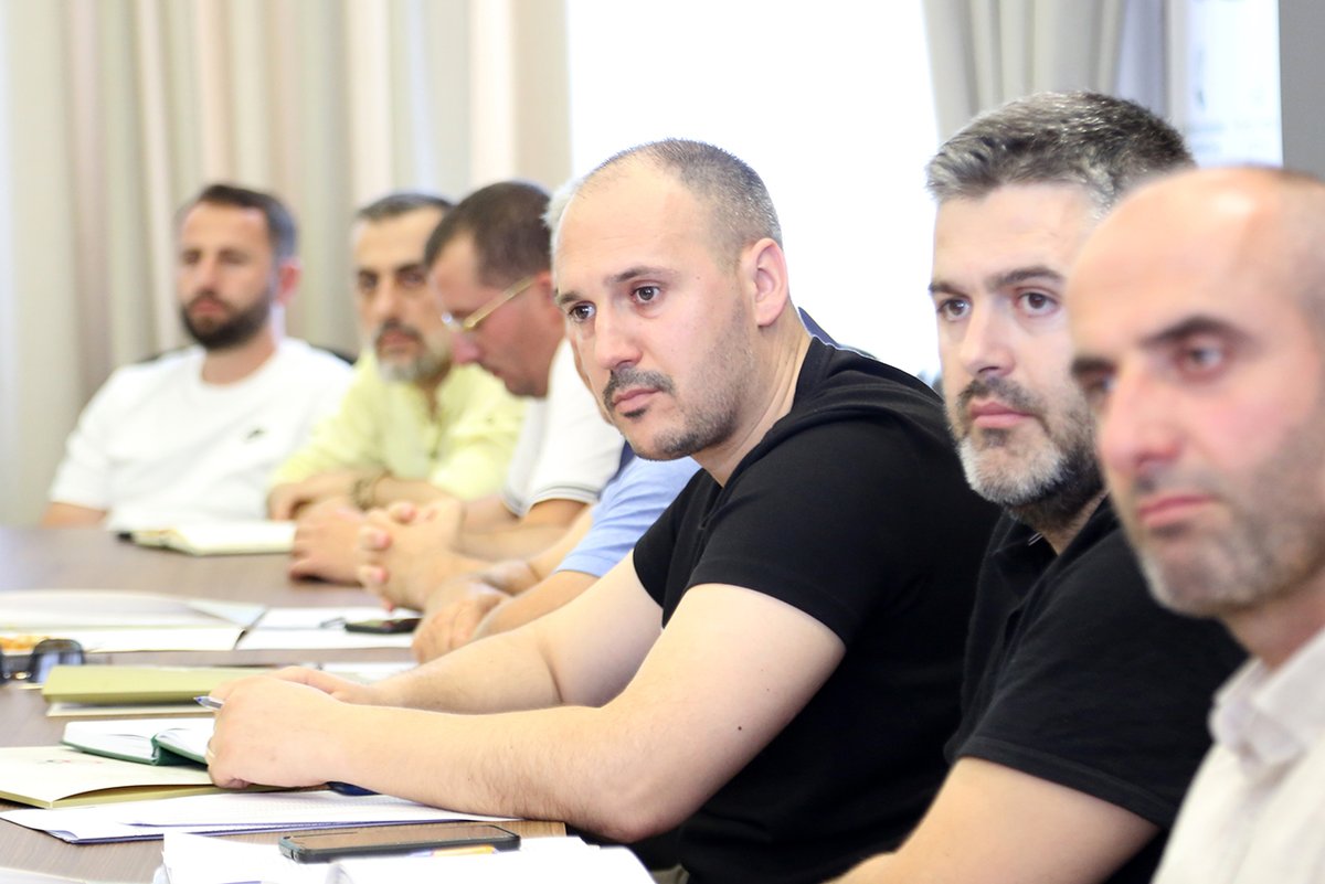 kmsh_al's tweet photo. Në kuadër të mbledhjeve periodike që u zhvilluan më herët me strukturat e institucionit në qendër dhe në rrethe, ditën e djeshme, u pritën në selinë e KMSH-së administratorët e qarqeve, me të cilët u diskutuan një sërë çështjesh kyçe për menaxhimin dhe përmirësimin e shërbimeve fetare dhe atyre administrative.

https://t.co/u4A8cO1aPU