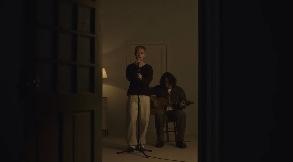 '내일을 너에게'라는 제목과
I still be there이라는 가사랑
문 속에서 기다리는 도경수를 풀샷으로 잡아준게
너무너무야....
오늘이 힘들었더라도 본인이 기다릴테니 내일을 함께하자는거 같아서