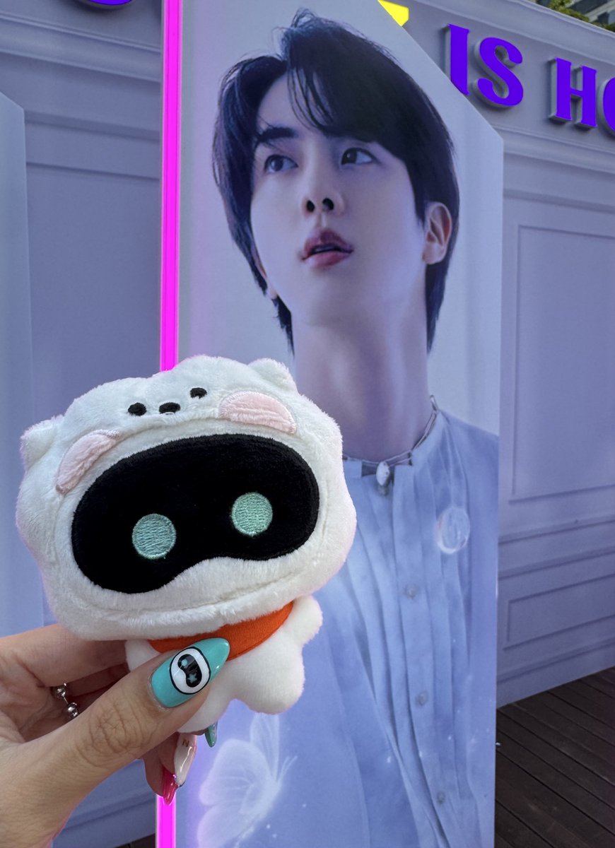 taekook_0613_'s tweet photo. 念願のゆんちんおかえりモニュメント😍🐱🌸
とっても素敵だったしちょうど少し暗くなってくるじかんだったから文字が光ってるのもいい感じ✨釜山コンの液晶を思い出すこの形🥹センスが素晴らしい👏🏻せっかくなのでジンちゃんのピン写も撮らせていただいた🥰
@dSUGA_1993 님 감사해요💜
#SpringDayInJune https://t.co/Y5kdwLsD2C