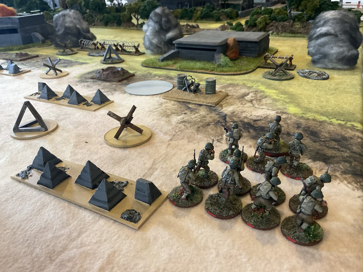 Oldwargamer's tweet image. Americans make it up the beach so far unscathed from enemy inaccurate fire, smoke has helped.
#ChainofCommand #28mm