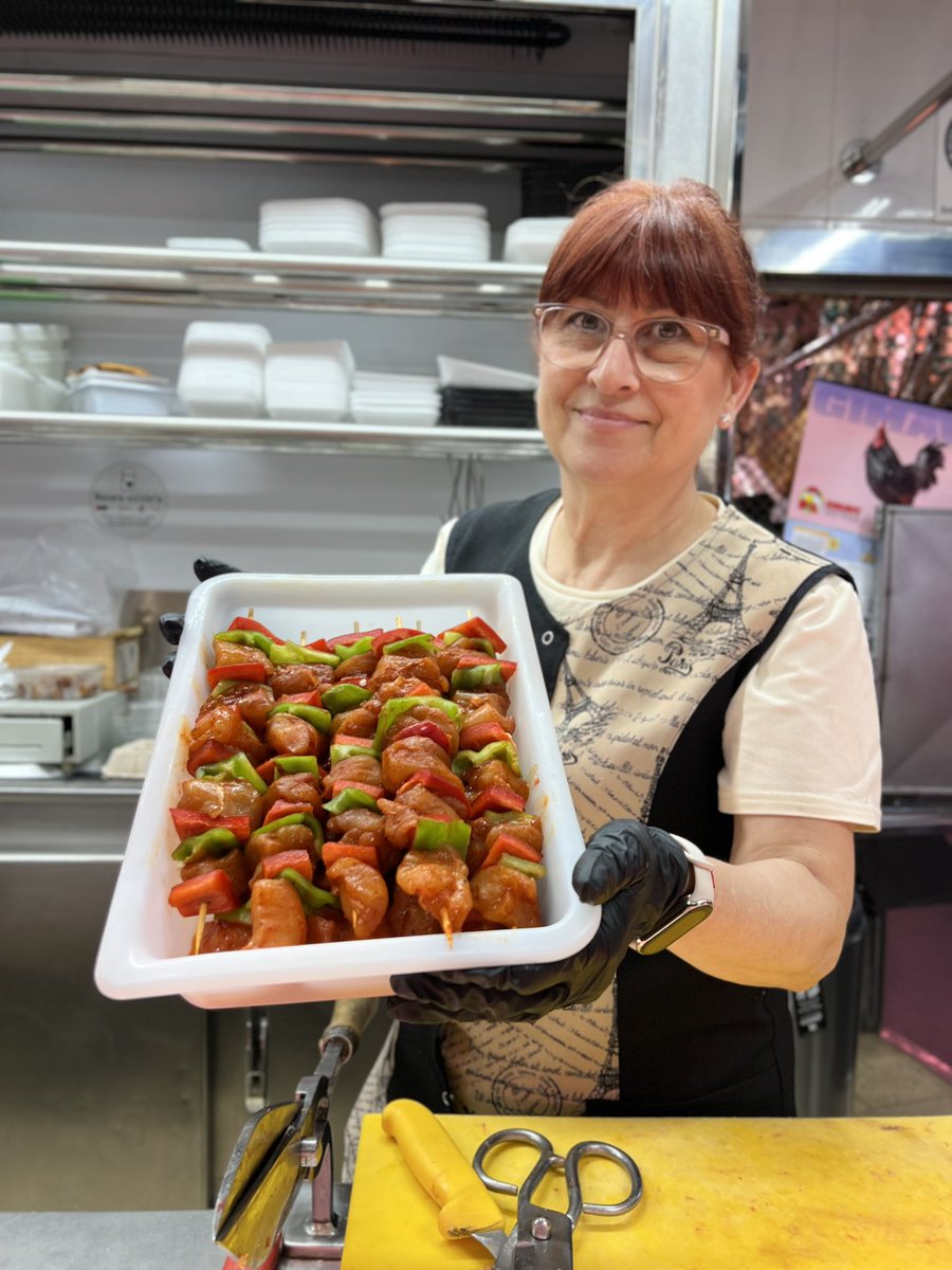 mercatdelesseps's tweet photo. 🔥 Temps de barbacoes! 🔥
A la Polleria Barceló ja tenim a punt unes broquetes de pollastre delicioses, ideals per fer a la brasa i compartir amb amics. 🍢🐔
📍 Aviram Barceló – Mercat de Lesseps
#BroquetesDePollastre #PolleriaBarceló #aviram #BarbacoaTime https://t.co/1BQT8aif86