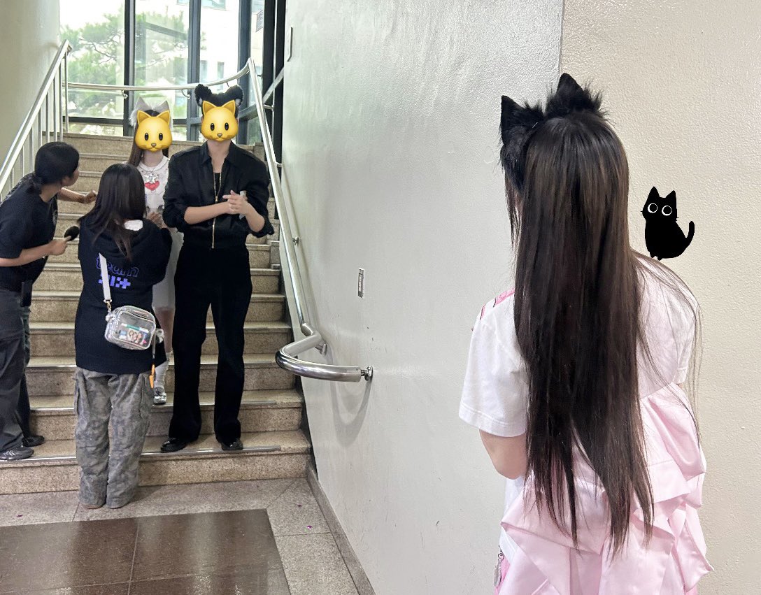 KBSMusicBank's tweet photo. 마지막으로! 
바쁜 언니냥을 지켜보는 아기냥까지 🐈‍⬛ https://t.co/lyWW0vf5zO
