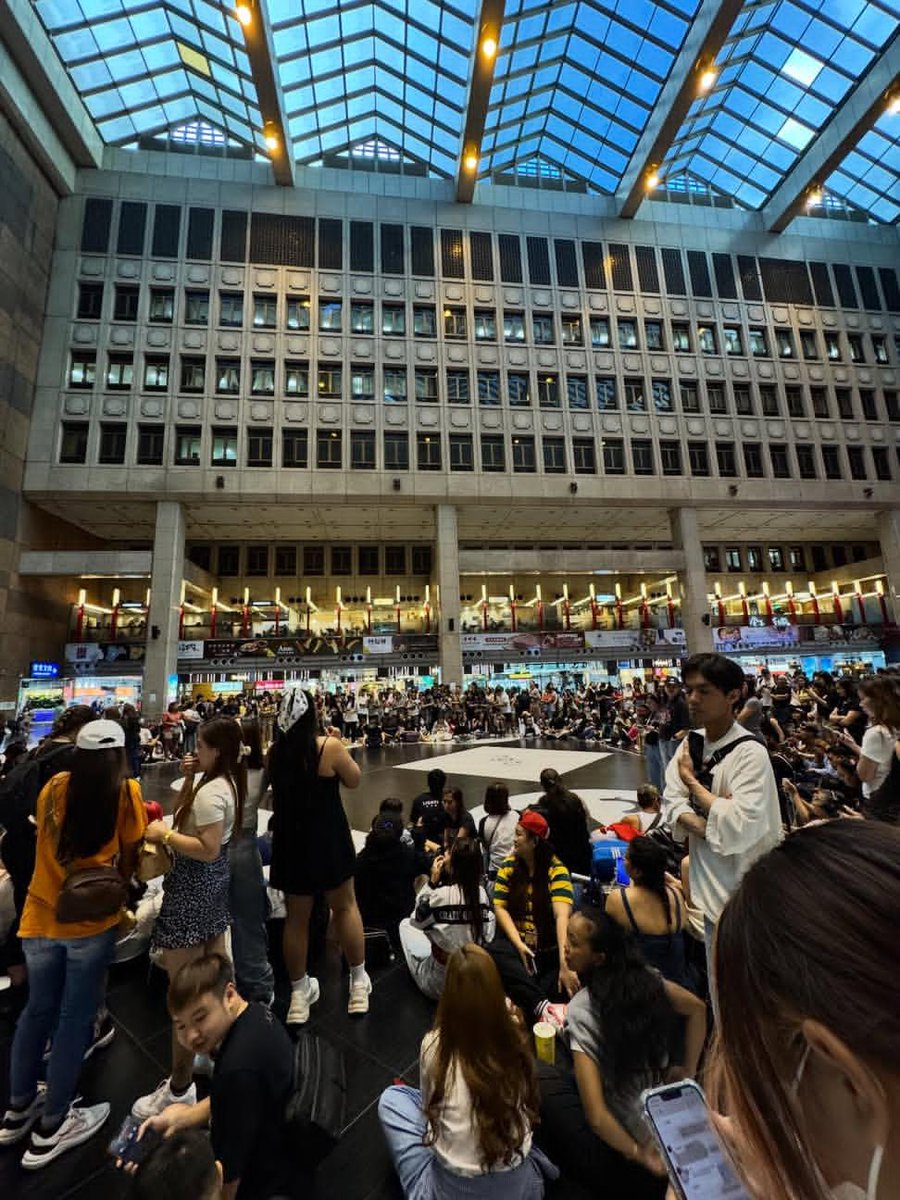 meebaobei1819's tweet photo. naalala nyo pa unang busking nila? Ang laki ng kaibahan! Malayo na nilakbay nila!
SB19 TAKES TAIPEI STATION
@SB19Official #SB19
#SB19MissionTAIWAN https://t.co/OvV7aii9tO
