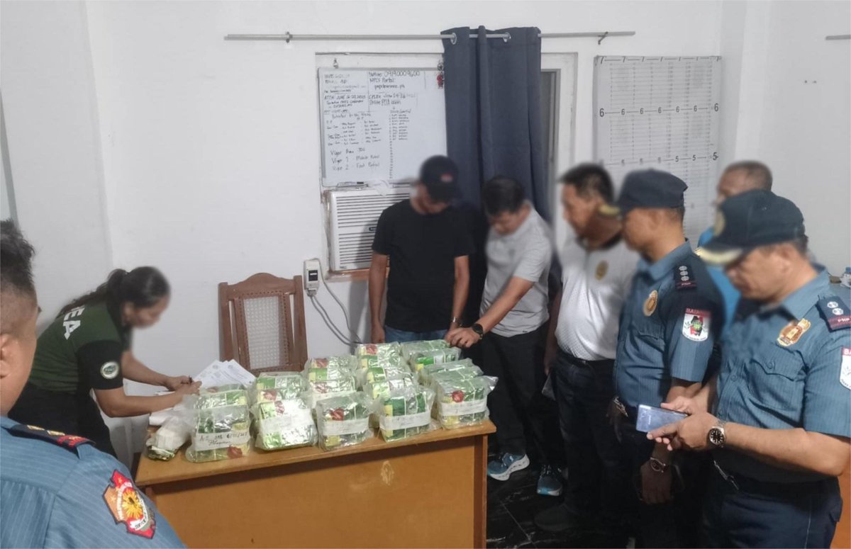 Joint authorities have recovered 166.6 million pesos worth of suspected shabu discovered by a Filipino fisherman in the vicinity waters of Barangay Kaychanarianan, Basco, Batanes, on 25 June 2025.

✍️tinyurl.com/y9bapmuf

#DOTrPH🇵🇭
#CoastGuardPH
#MaritimeSectorWorks
