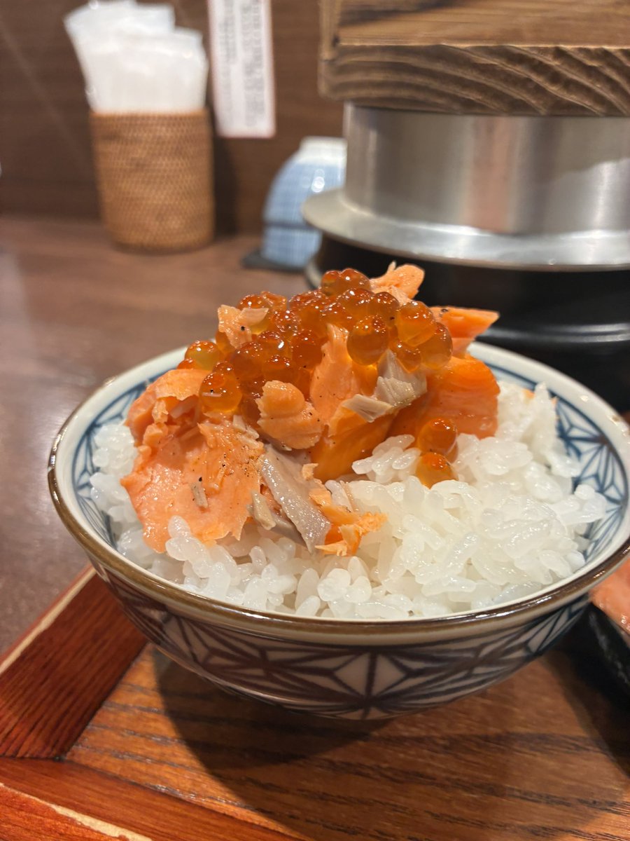 炊きたての美味しいご飯に鮭といくらと玉子焼き。
美しい日本の定食あり〼