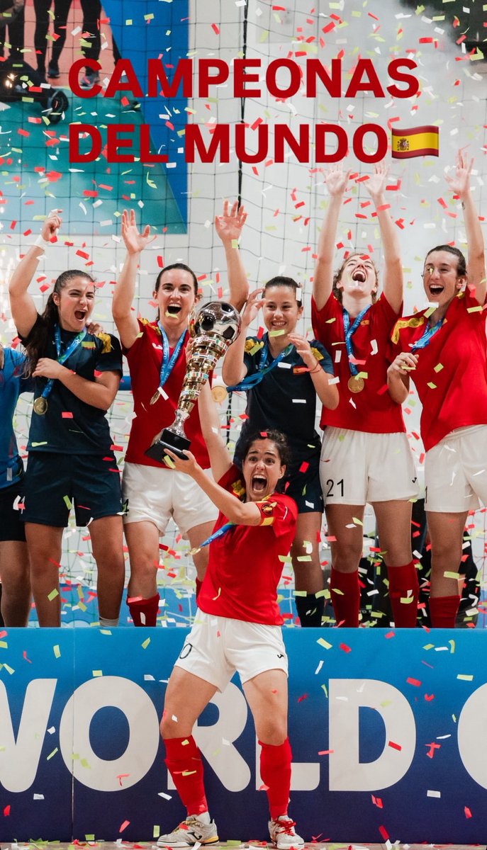 esdecirdiario's tweet photo. 🟢 ¡La Selección Española de Fútbol Sala Femenino para Sordos campeona del mundo!

“Lo soñamos, lo luchamos… y hoy lo conseguimos. España, campeona del mundo de fútbol sala femenino para sordas.

Cada gota de sudor, cada esfuerzo, cada obstáculo superado… todo ha merecido la pena.

Este oro es por nosotras, por las que estuvieron, por las que vendrán.
Por cada persona que creyó en este equipo.
Por cada niña sorda que ahora sabe que sí se puede.

¡Gracias por acompañarnos en este viaje inolvidable!
Hoy la historia la escribimos nosotras.

Vamos, Espartanas… ¡somos leyenda!”.