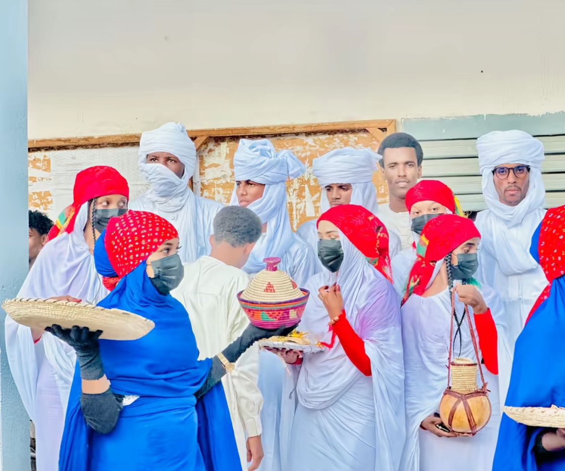 في شمال تشاد ووسطها وشرقها، حيث تتراقص الرمال تحت شمسٍ ذهبية، يعيش مكون العرب كأحد أقدم وأهم المكونات التي ساهمت في بناء النسيج الوطني التشادي. جاء العرب إلى تشاد منذ قرون، حاملين معهم لغة الضاد، وعبق التاريخ، وروح الكرم والفروسية.

تميّز العرب في تشاد بحفاظهم على هويتهم