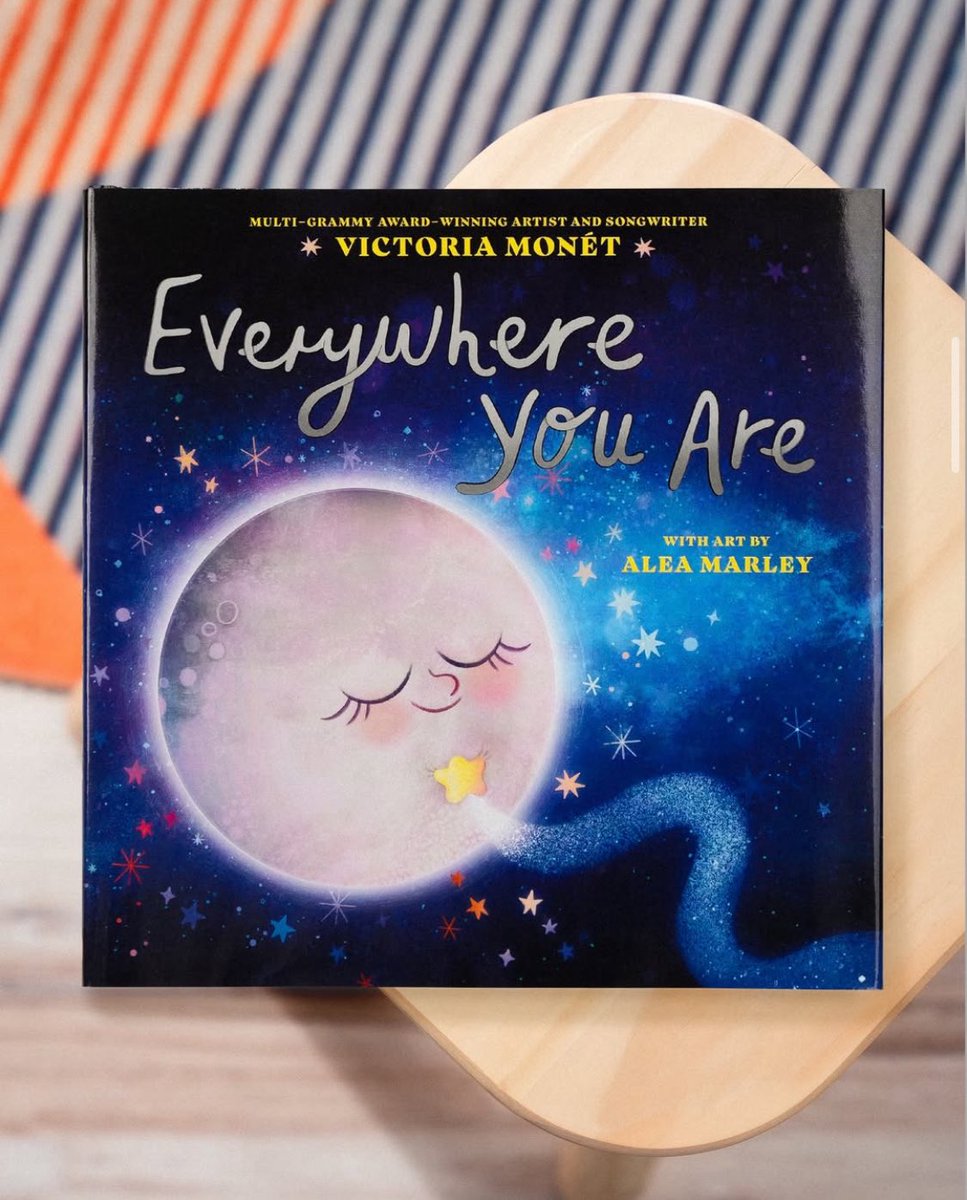 VictorianStats's tweet image. Victoria Monét’s debut children’s book ‘Everywhere You Are’ 🌕💫 is a lyrical picture book that tackles separation anxiety and parent guilt.
‘Everywhere You Are’ is now available in English, Spanish, ebook, and audiobook!
Purchase your copy today 📖✨
penguinrandomhouse.com/books/737920/e…