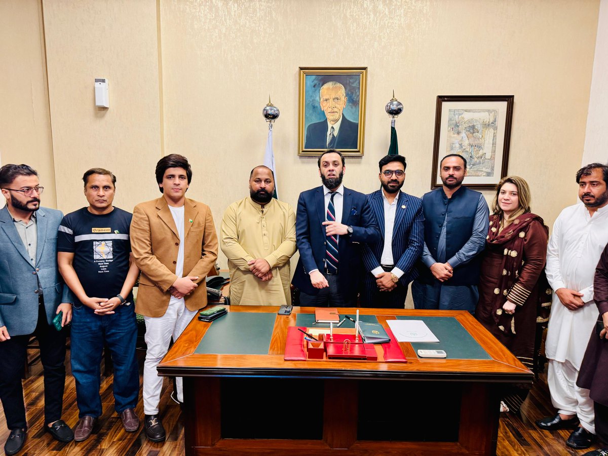 اسلام آباد۔ 
وفاقی وزیر اطلاعات و نشریات جناب عطااللہ تارڑ ، وزیراعظم پاکستان کے میڈیا کوارڈینیٹر بدر شہباز سے ان کے چیمبر میں  مسلم لیگ (ن) سندھ یوتھ میڈیا ٹیم نے فہد علی بٹ، جنرل سیکرٹری یوتھ ونگ سندھ عمران مشتاق چیمہ کی قیادت میں ملاقات