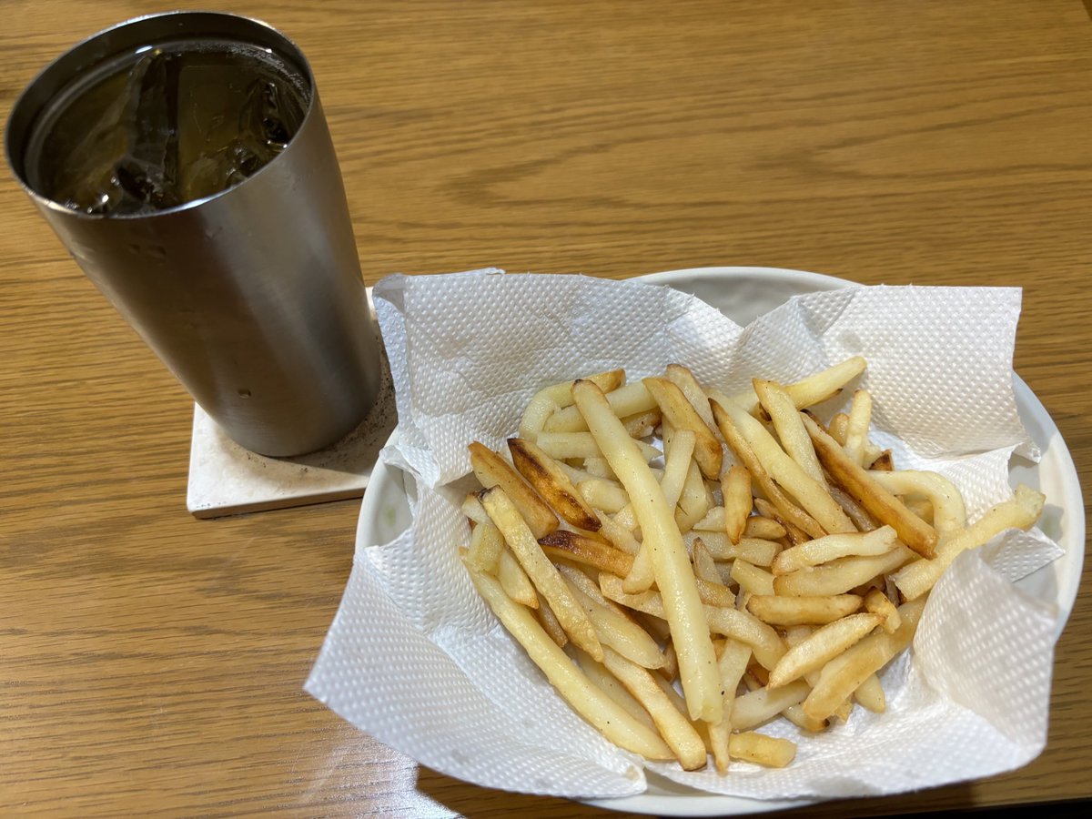 JapaneseFood045's tweet photo. 晩酌おつまみ

・冷凍フライドポテト
・角ハイボール https://t.co/95Sde7i2qF
